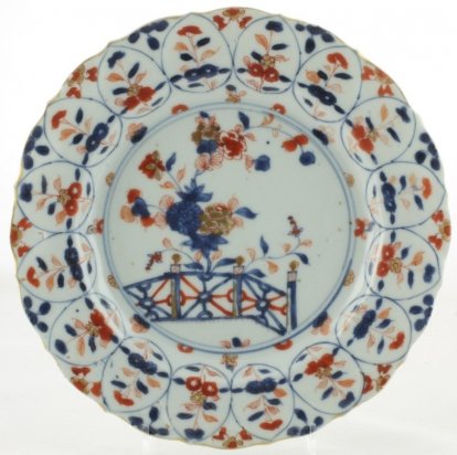 2010119 An Identically, in Chinese Imari, decorated dish (this dish is not included in the offer/sale)